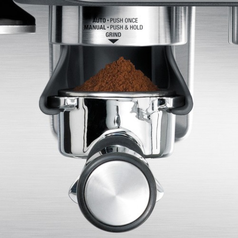 Μηχανή καφέ espresso που αλέθει τον καφέ και έχει δοσομετρητή