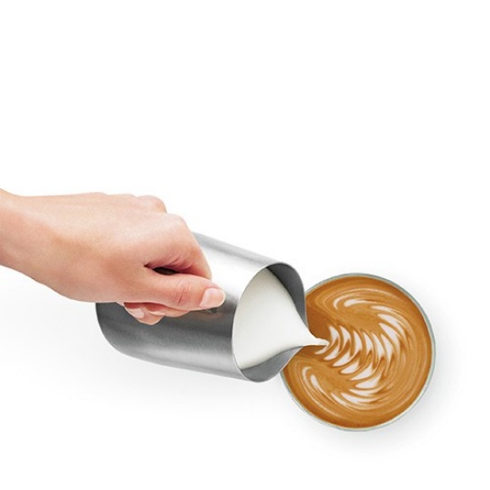 Μηχανή καφέ espresso με ακροφύσιο που φτιάχνει αφρόγραλα για cappuccino