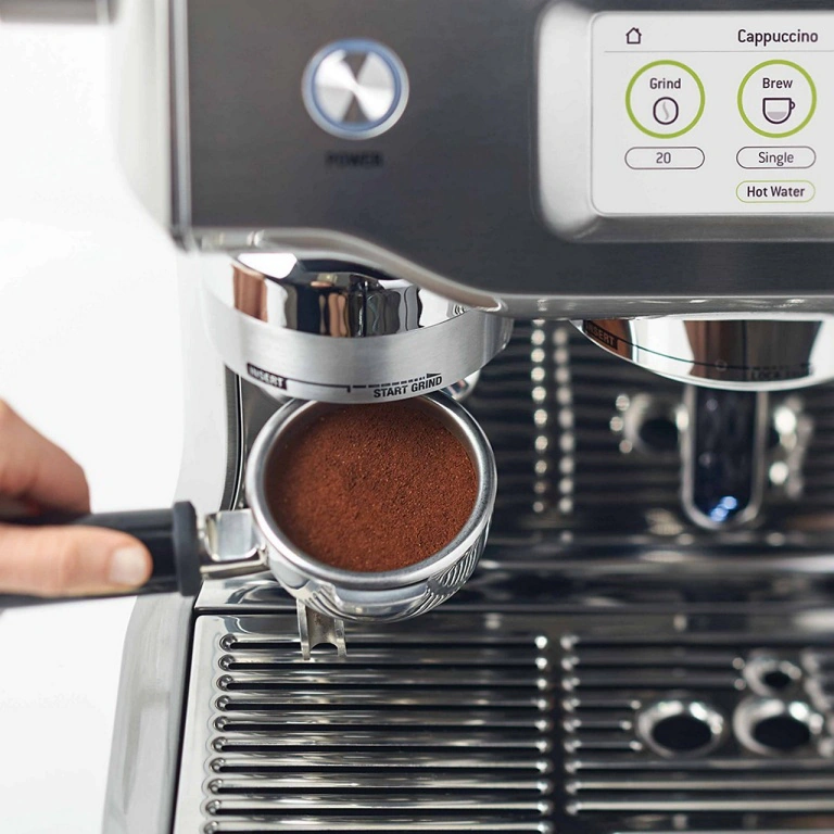 Μηχανή καφέ espresso με ενσωματωμένο πατητήρι πίεσης στο γκρούπ